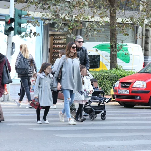 Σταματίνα Τσιμτσιλή - Θέμης Σοφός | Η οικογενειακή βόλτα στο κέντρο της πόλης και το cosy outfit της παρουσιάστριας