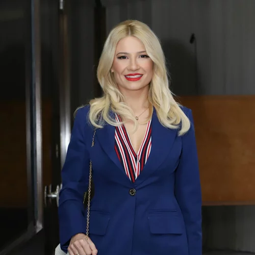 Ο έρωτας της πάει πολύ | Ultra chic η Φαίη Σκορδά με adrogynous look