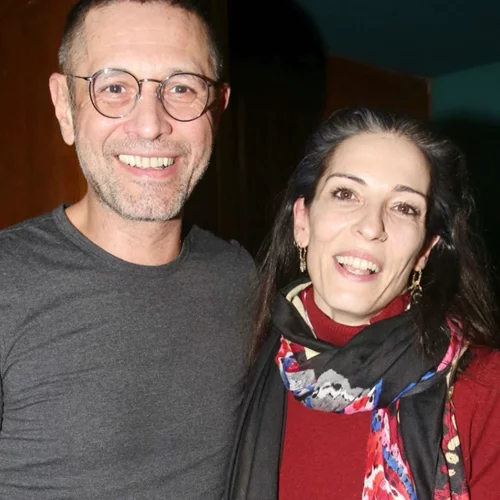 Αιμίλιος Χειλάκης - Αθηνά Μαξίμου | Το γεμάτο βιβλία σπίτι τους και η minimal αισθητική