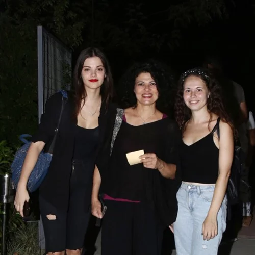 Τζένη Καζάκου-Μαρίνα Μάρδα | Οι κόρες της Τάνιας Τρύπη ποζάρουν μαζί σε νέα θεατρική έξοδο