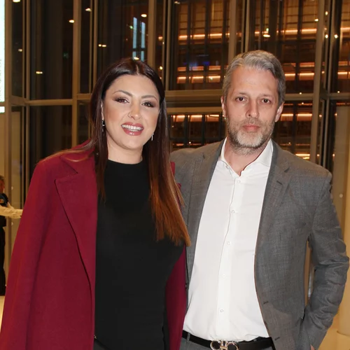 Έλενα Παπαρίζου | Με hot LBD σε σπάνια έξοδο με τον σύζυγό της, Ανδρέα Καψάλη