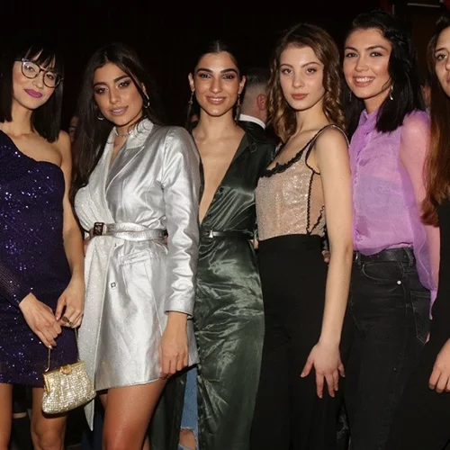 Τα κορίτσια του GNTM 2 βγήκαν για ποτό και είχαν κάποιες... ενδιαφέρουσες στιλιστικές προτάσεις