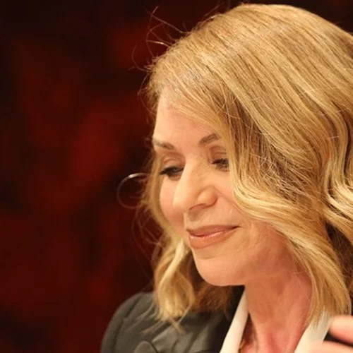 Έλλη Στάη | Σικάτη εμφάνιση με ασπρόμαυρο λουκ και κόκκινα μποτάκια (pics)