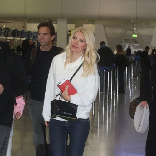 Η Ελένη Μενεγάκη με το outfit που κρύβει ατέλειες