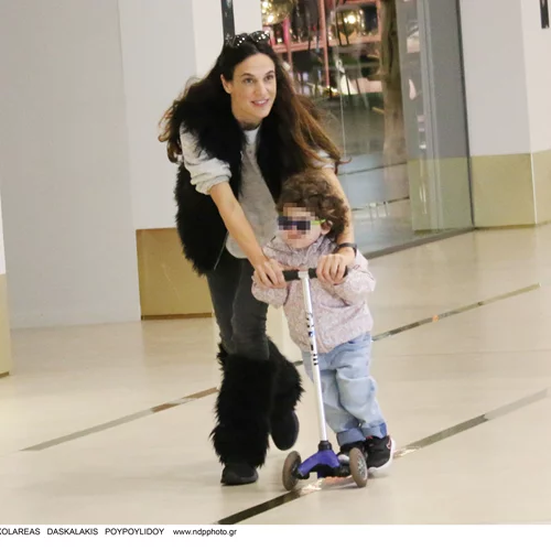 Ιζαμπέλα Κογεβίνα | Η σπάνια εμφάνιση με τα τρία παιδιά της