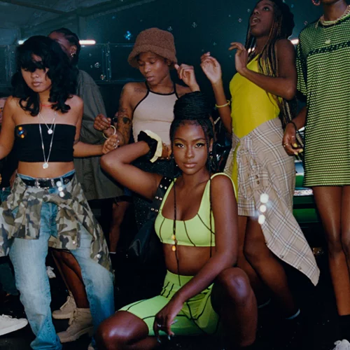 Η Justine Skye σχεδίασε τη νέα συλλογή της H&M και είναι αφιερωμένη στα φεστιβάλ