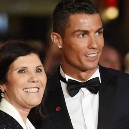 Δύσκολες ώρες για τον Κριστιάνο Ρονάλντο | Η μητέρα του έπαθε εγκεφαλικό - τι ζήτησε ο ίδιος μέσω twitter