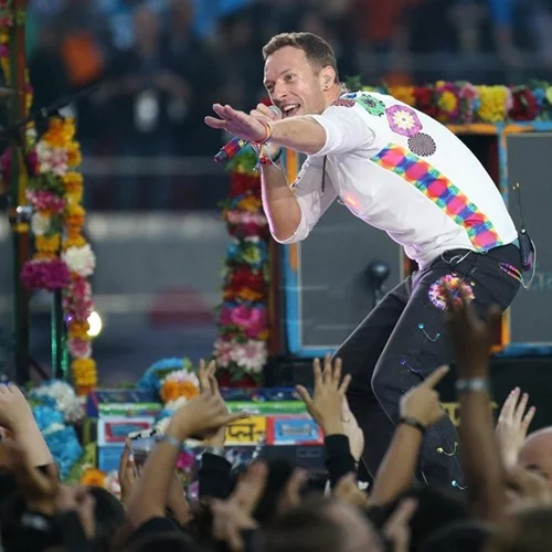 Chris Martin, John Legend και αρκετους διάσημους μπορείς να τους απολαύσεις από τον καναπέ σου