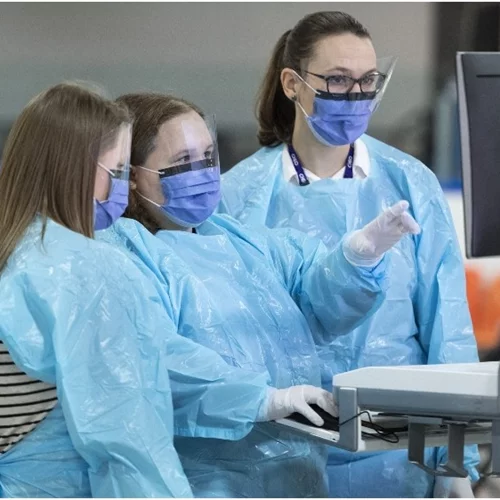 Οι Έλληνες βγαίνουν στα μπαλκόνια και χειροκροτούν γιατρούς και νοσηλευτές