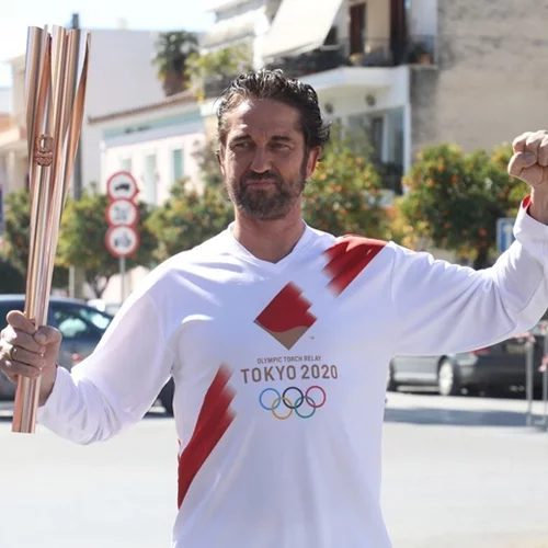 O Gerard Butler ως λαμπαδηδρόμος στη Σπάρτη | Όλες οι φωτογραφίες