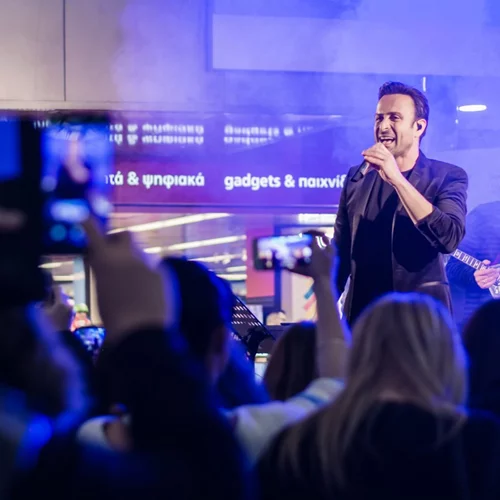 Ο Κωνσταντίνος Χριστοφόρου και οι ONE εντυπωσίασαν στο αποκριάτικο live stage του 92.3 Λάμψη στο Athens Metro Mall