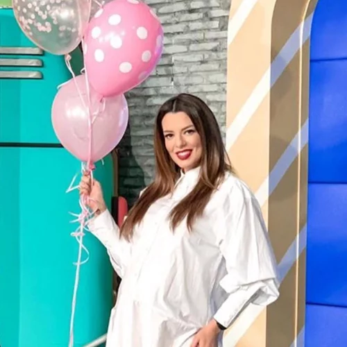 Νικολέττα Ράλλη | Το αέρινο H&M φόρεμα που επέλεξε στον έκτο μήνα της εγκυμοσύνης της