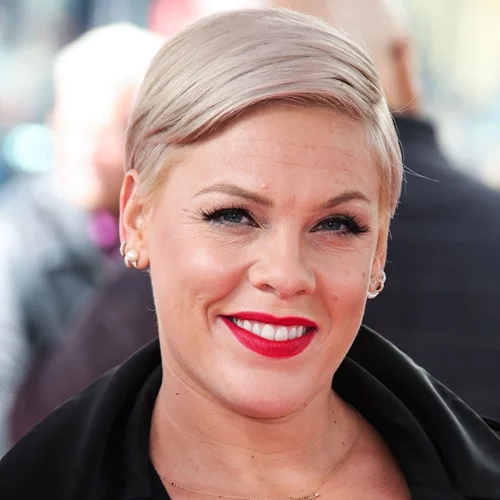 Pink | Έκοψε ΜΟΝΗ ΤΗΣ τα μαλλιά της ενώ ήταν μεθυσμένη