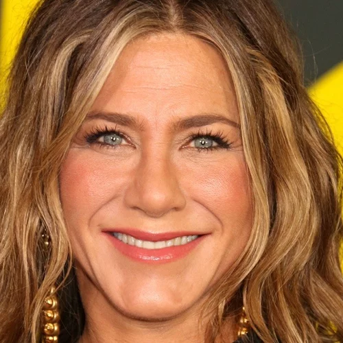 Πώς να φαίνομαι πιο μικρή; Τα πιο κολακευτικά κουρέματα και οι καλύτερες συμβουλές μακιγιάζ