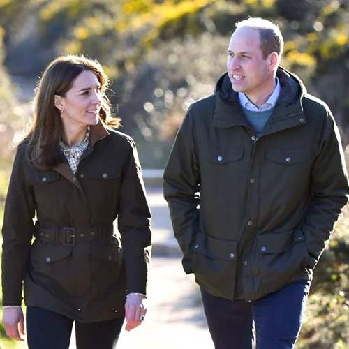 Οι Cambridges μοιράστηκαν το νέο χριστουγεννιάτικο πορτρέτο τους