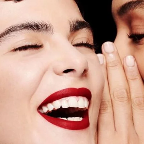 Η πρώτη σειρά μακιγιάζ του οίκου Carolina Herrera είναι εδώ