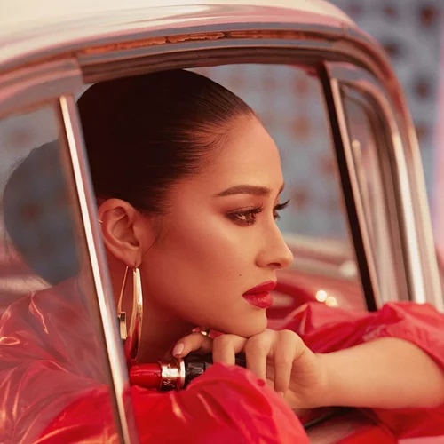 H Cacharel λανσάρει νέο άρωμα και η Shay Mitchell πραγματοποιεί την πιο YES, I AM POWERFUL καμπάνια