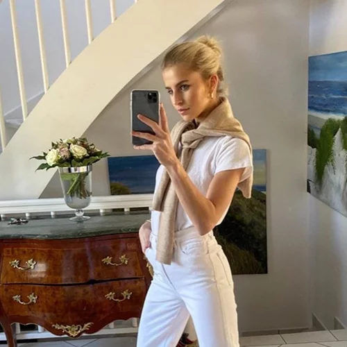 Πώς να φορέσω το λευκό τζιν; Η blogger Caroline Daur σού δείχνει πώς να το απογειώσεις
