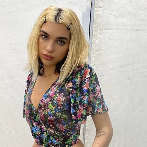 Dua Lipa | Δεν ήξερε πώς να περάσει το χρόνο της και έτσι κουρεύτηκε