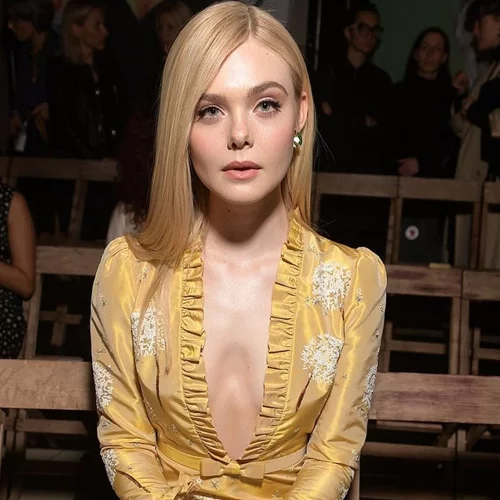 Η Elle Fanning έβαψε μόνη της στο σπίτι τα μαλλιά της ροζ