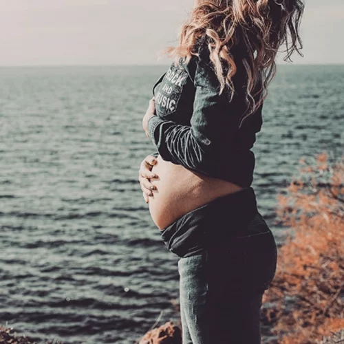 Γνωστή Ελληνίδα μάς δείχνει τη φουσκωμένη της κοιλίτσα λίγο πριν γεννήσει