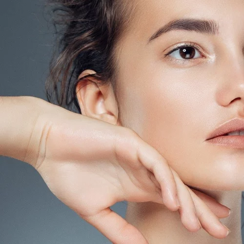 Πώς να δείχνει φρέσκια και λαμπερή η επιδερμίδα ακόμα και με 5 ώρες ύπνου