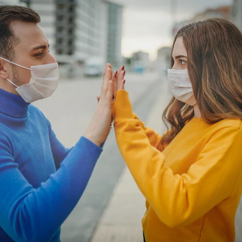 Ανάλυσέ το | Κορονοϊός: Πώς να βοηθήσουμε τις σχέσεις μας να ανθίσουν και να δυναμώσουν