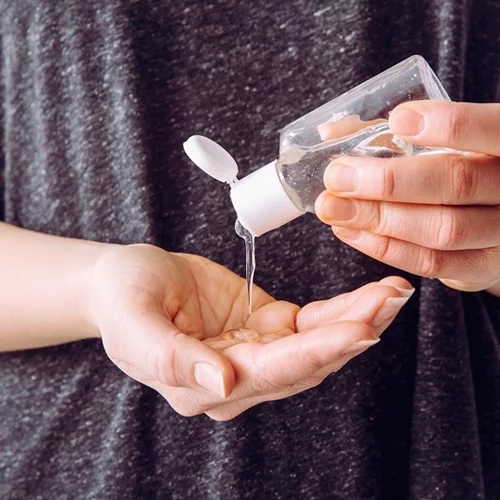 Η L'Oréal Group αλλάζει γραμμή παραγωγής και διανέμει δωρεάν αντισηπτικά τζελ