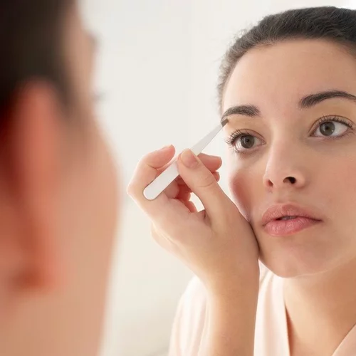 How to | Πώς να βγάλεις τα φρύδια σου μόνη στο σπίτι