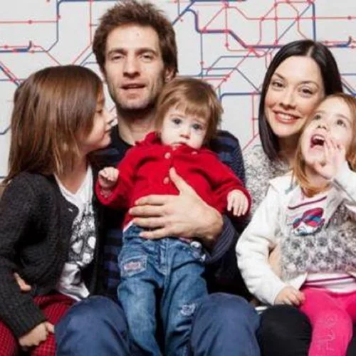 Μάξιμος Μουμούρης & Νάντια Γιαννακοπούλου | Πλάνα από το σπίτι όπου ζουν με τα τρία παιδιά τους