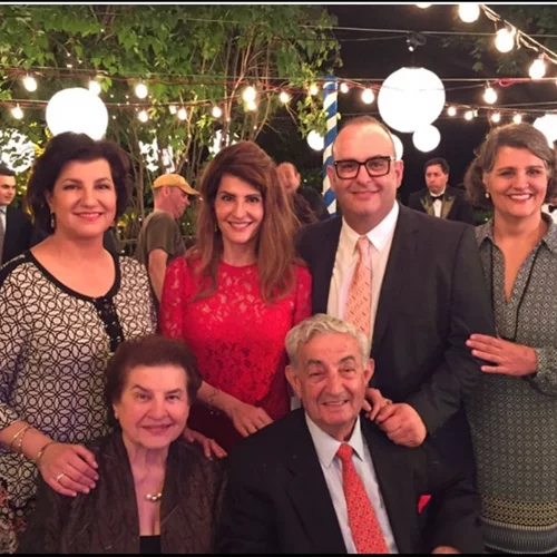 Δύσκολες ώρες για τη Nia Vardalos | «Έφυγε» από τη ζωή ο μπαμπάς της