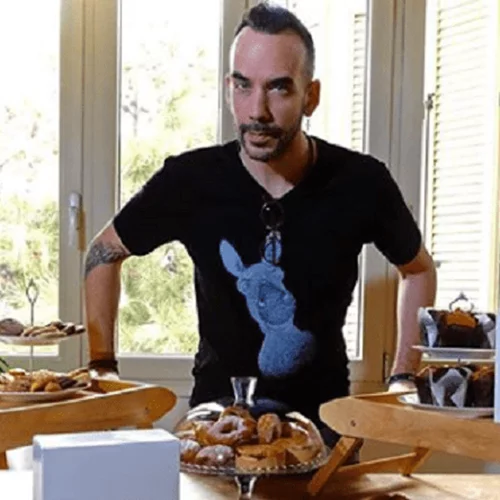 Πάνος Μουζουράκης | Ανοίγει το σπίτι του και δείχνει (για πρώτη φορά) τη σύντροφό του