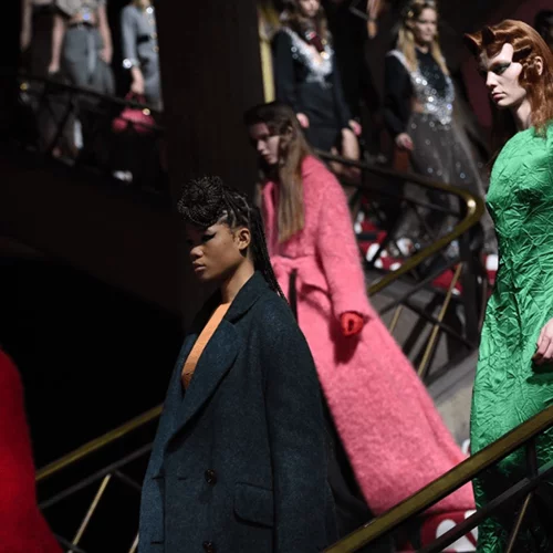 Η Miuccia Prada αποθέωσε τον ρομαντισμό και τη θηλυκότητα