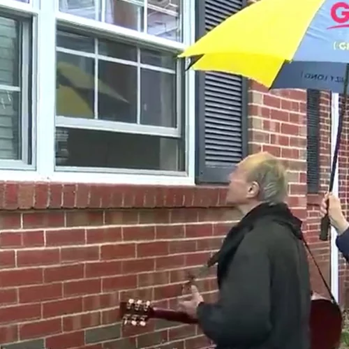 Viral | Ηλικιωμένος κάνει καντάδα στη νοσούσα από Covid-19 σύντροφό του μέσα στη βροχή