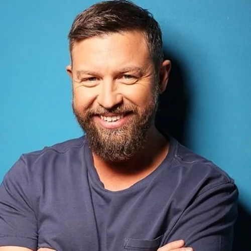 Ο Γιάννης Βαρδής φόρεσε μία μπλούζα με το πρόσωπο του πατέρα του και τα παιδιά του, Αντώνης και Κατερίνα, έτρεξαν να "αγκαλιάσουν" τον παππού τους