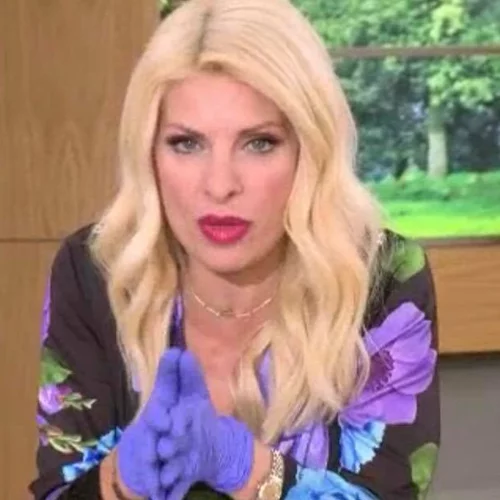 Ελένη Μενεγάκη | Τα μοβ γάντια, τα μέτρα προστασίας και το μήνυμα (pics)