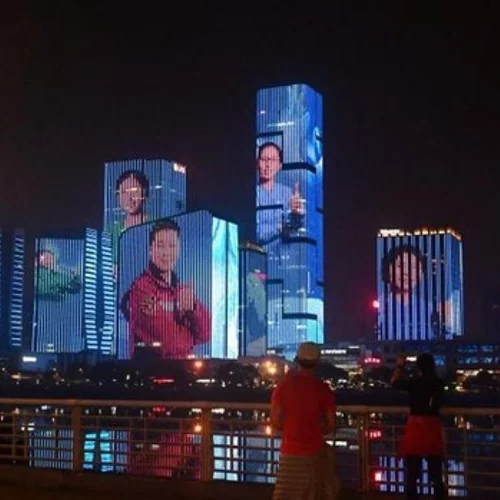 Το ευχάριστο νέο της ημέρας | Οι φωτογραφίες των γιατρών που πολέμησαν τον κορονοϊό φωτίστηκαν στα κτίρια της Κίνας