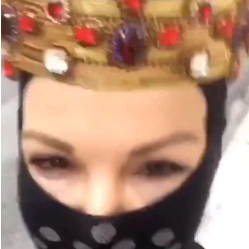 Για ψώνια με μάσκα και κορώνα | Ελληνίδα ηθοποιός γίνεται viral στα social media