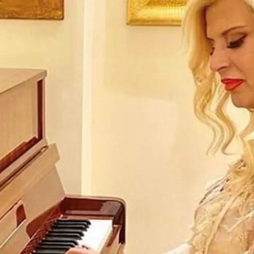 Ποικίλα σχόλια για την αποκαλυπτική εμφάνιση της Μαρίνας Πατούλη στο πιάνο