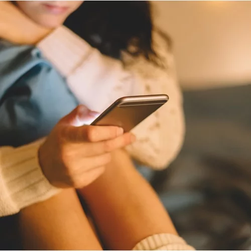 Πέντε τρόποι για να μείνεις συνδεδεμένη με τους αγαπημένους σου τις μέρες του εγκλεισμού