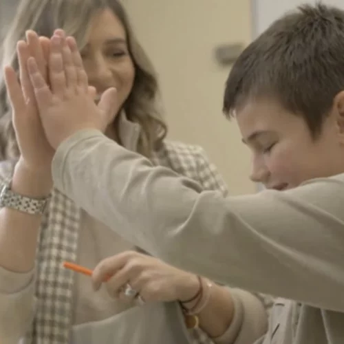 Ελληνική Αγωγή | Δημιουργεί το πρώτο ζωντανό, διαδραστικό, εκπαιδευτικό πρόγραμμα για παιδιά