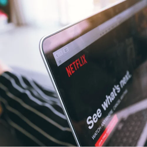 Η νέα σειρά του Netflix έχει τίτλο «Social Distance»