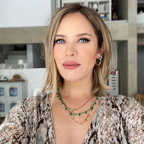 Anita Brand | Η εγκυμονούσα δείχνει για πρώτη φορά την κοιλίτσα της με εφαρμοστά ρούχα