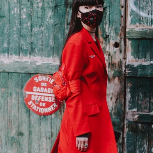 Διάσημη Influencer δείχνει πώς να φτιάξουμε μόνες μας μάσκες προστασίας για τον κορονοϊό