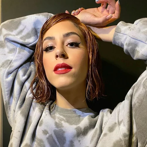 Demy | Έγινε Dua Lipa βάφοντας τα μαλλιά της σύμφωνα με το πιο αμφιλεγόμενο trend