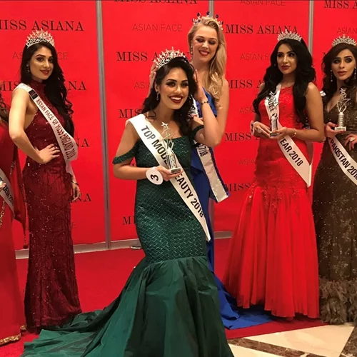 Μις Αγγλία | Aφήνει το στέμμα και γίνεται πάλι γιατρός για να βοηθήσει στη "μάχη" κατά του κορονοϊού