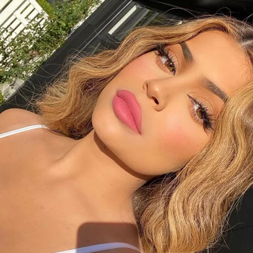 Kylie Jenner | Δωρεά αντισηπτικών στα νοσοκομεία της Καλιφόρνια