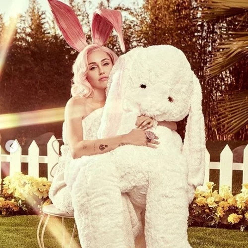 Πώς γιόρτασαν οι διάσημοι το καθολικό Πάσχα του 2020;