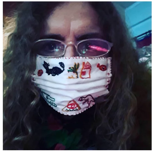 Ελληνίδα ηθοποιός φτιάχνει χειροποίητες μάσκες για τον κορονοϊό και τις ζωγραφίζει