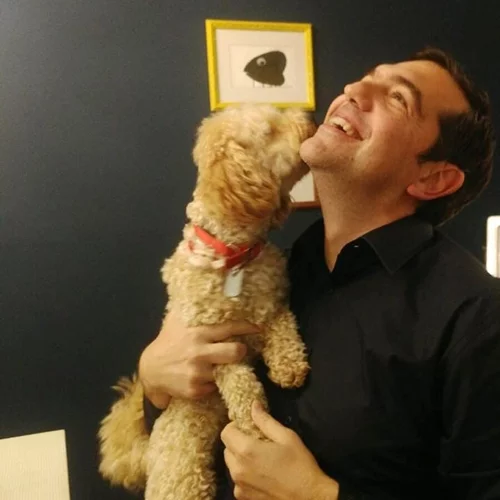 Αλέξης Τσίπρας | Νέες φωτογραφίες από το σπίτι του (και τα παιχνίδια με το σκύλο του)